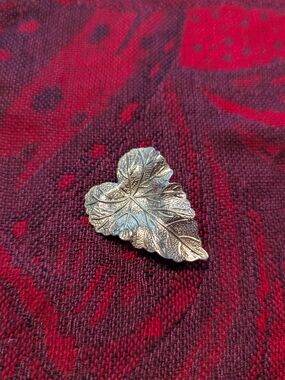 Golf Leaf Brooch - Detailed Leaf Design